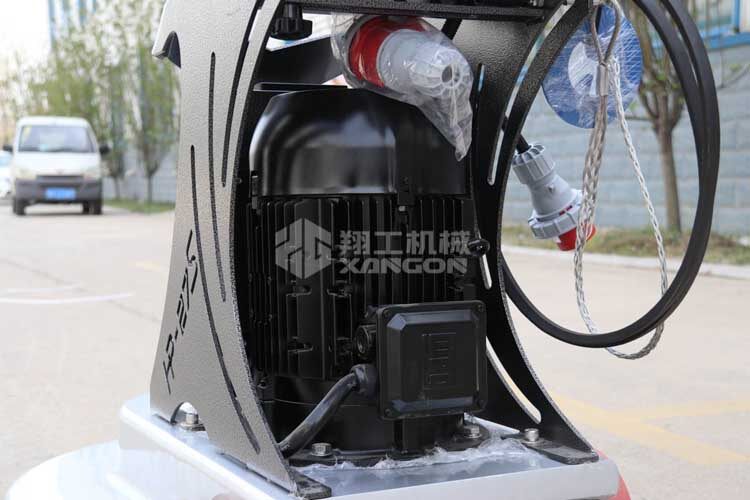 拋光機是為了讓地面表面有光澤，需要先研磨后才可以拋光。拋光分為粗拋和精拋，這時候可以使用拋光機，配合拋光墊，提高地面的光澤度。高速地坪拋光機讓你輕松完成地坪拋光工作，提高地坪亮度。