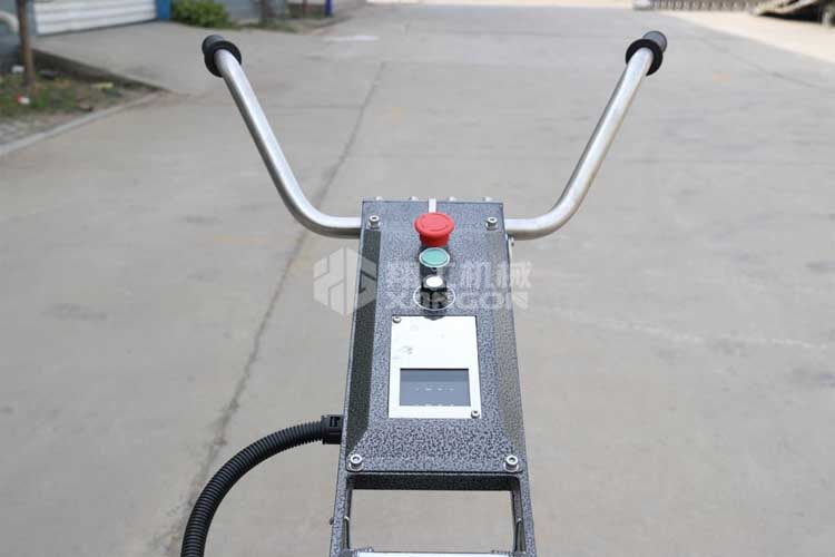 拋光機是為了讓地面表面有光澤，需要先研磨后才可以拋光。拋光分為粗拋和精拋，這時候可以使用拋光機，配合拋光墊，提高地面的光澤度。高速地坪拋光機讓你輕松完成地坪拋光工作，提高地坪亮度。