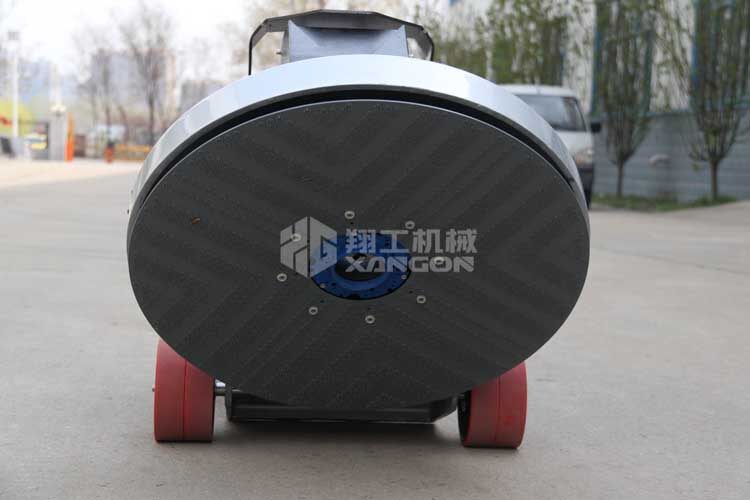 拋光機是為了讓地面表面有光澤，需要先研磨后才可以拋光。拋光分為粗拋和精拋，這時候可以使用拋光機，配合拋光墊，提高地面的光澤度。高速地坪拋光機讓你輕松完成地坪拋光工作，提高地坪亮度。