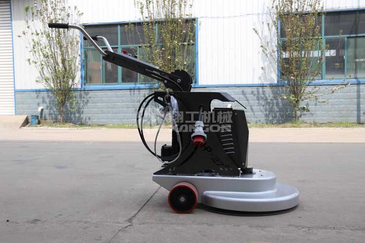 拋光機是為了讓地面表面有光澤，需要先研磨后才可以拋光。拋光分為粗拋和精拋，這時候可以使用拋光機，配合拋光墊，提高地面的光澤度。高速地坪拋光機讓你輕松完成地坪拋光工作，提高地坪亮度。